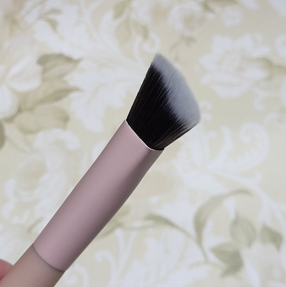 LYS Foundation & Concealer Brushes - Picture 6 of 16